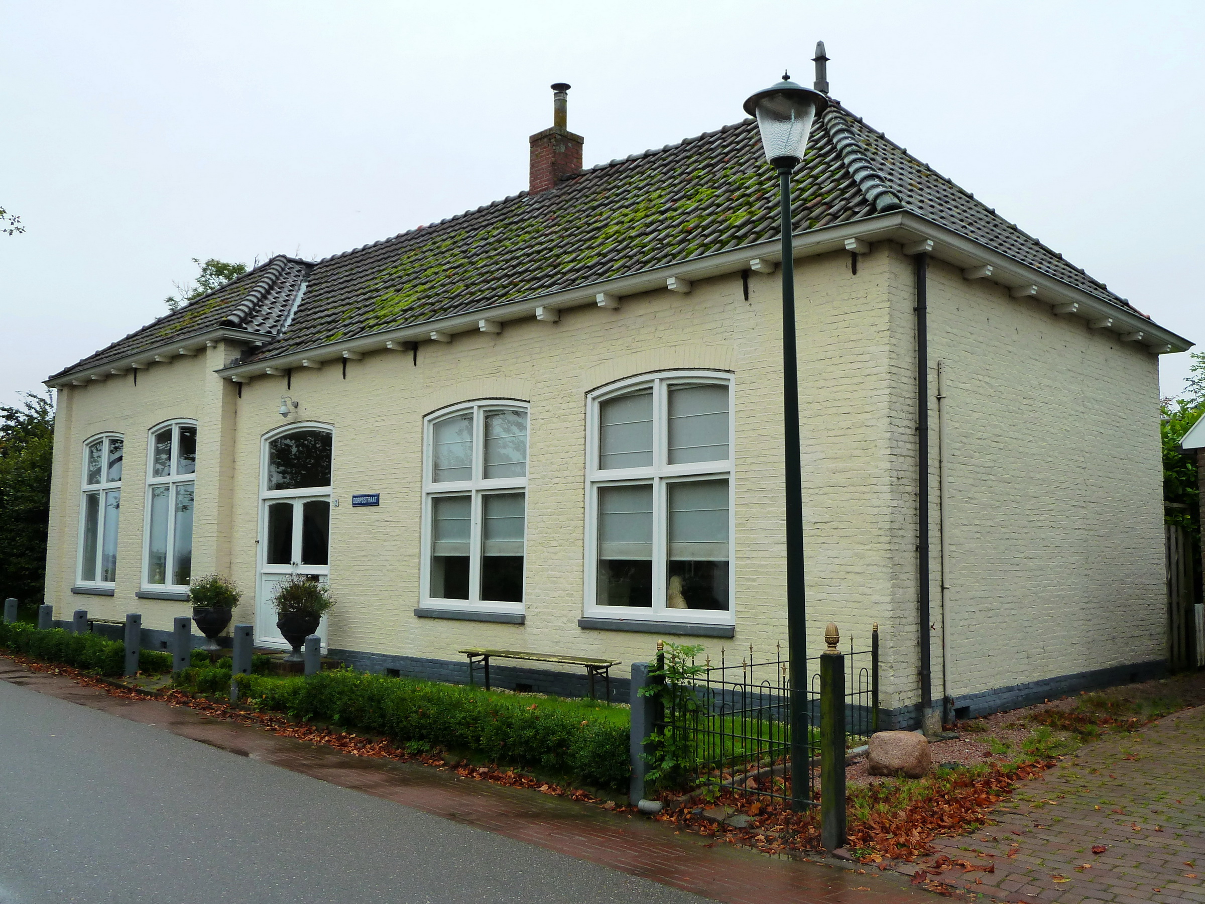 Voormalig schoolgebouw van Den Horn uit 1866. Het laatste deel is aangebouwd in 1891. Het is gebouwd ter vervanging van de in 1868 afgebroken kosterijschool. Tegenwoordig is het een woonhuis.
